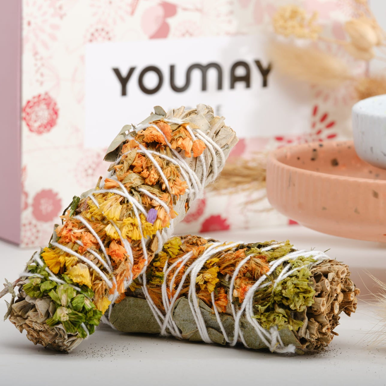 Fascio di Salvia Bianca con Sinuata Primaverile ed Eucalipto – Il Risveglio della Bellezza Interiore