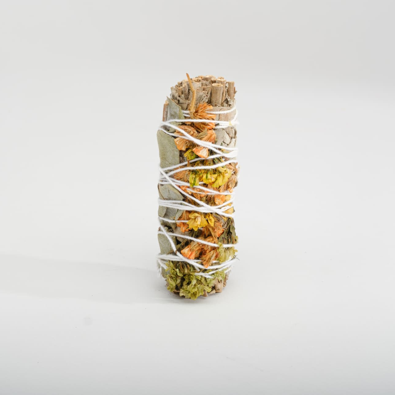 Fascio di Salvia Bianca con Sinuata Primaverile ed Eucalipto – Il Risveglio della Bellezza Interiore